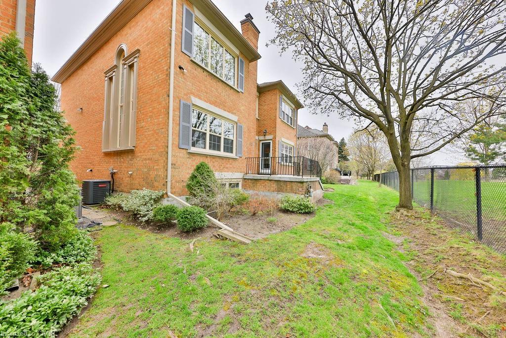 11-4211 Millcroft Park Drive, Burlington, ON - Outdoor
