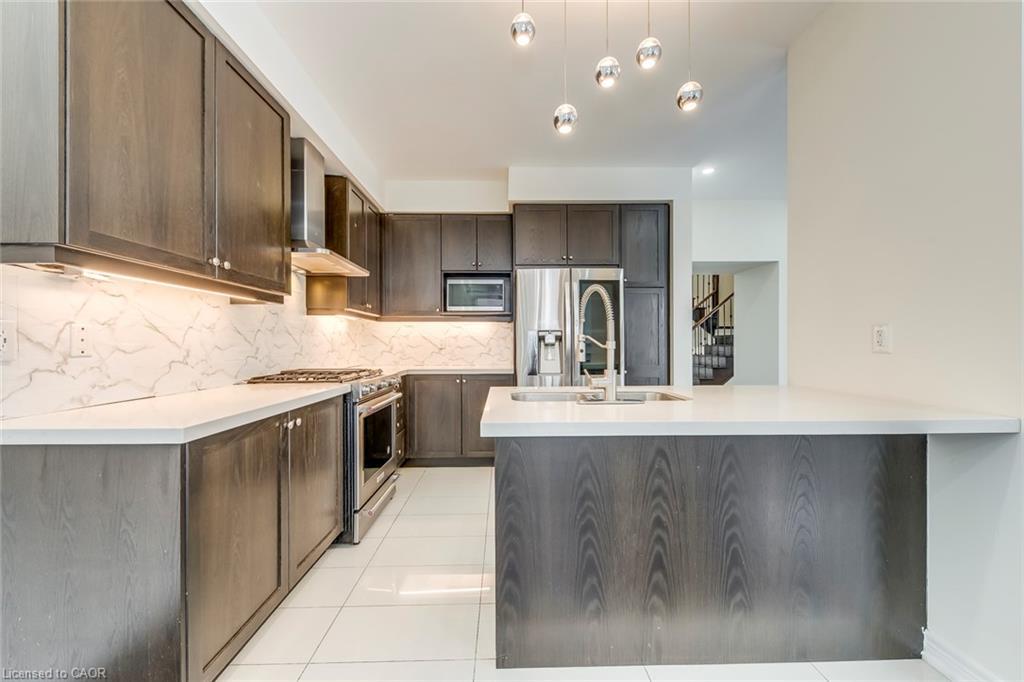 3130 Goodyear Road, Burlington, ON - Indoor Photo Showing Kitchen With Upgraded Kitchen