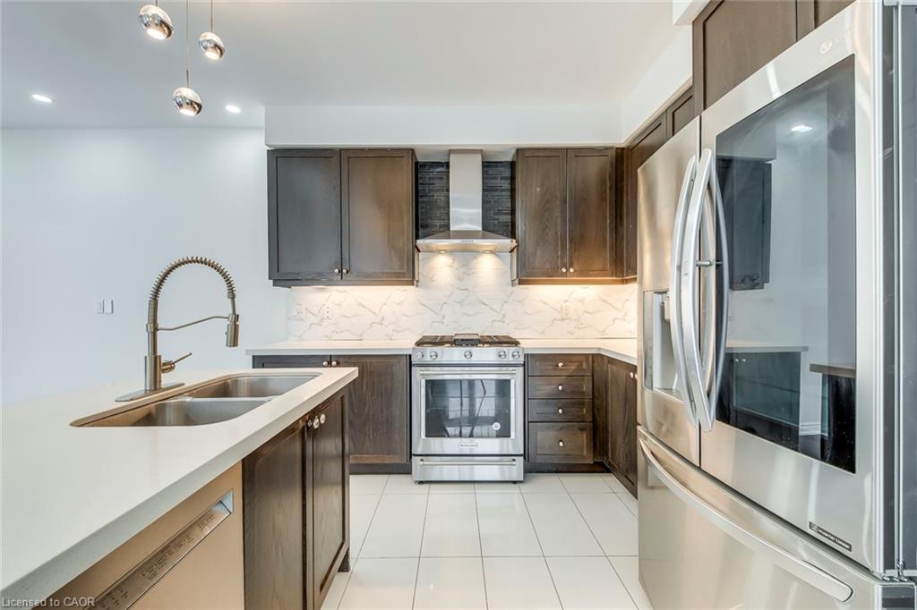 3130 Goodyear Road, Burlington, ON - Indoor Photo Showing Kitchen With Double Sink With Upgraded Kitchen