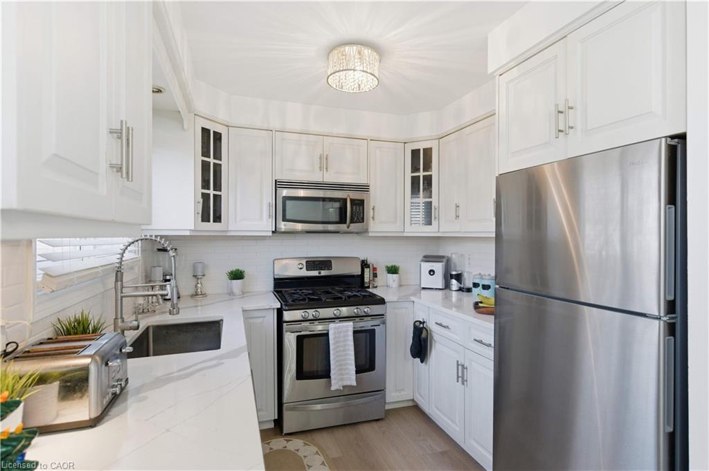65-11 Harrisford Street, Hamilton, ON - Indoor Photo Showing Kitchen