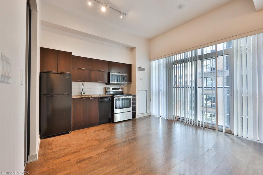 705-126 Simcoe Street, Toronto, ON - Indoor Photo Showing Kitchen
