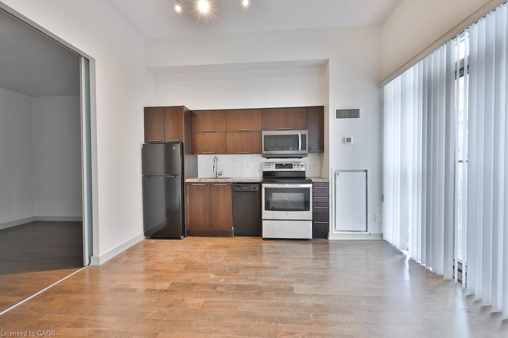 705-126 Simcoe Street, Toronto, ON - Indoor Photo Showing Kitchen
