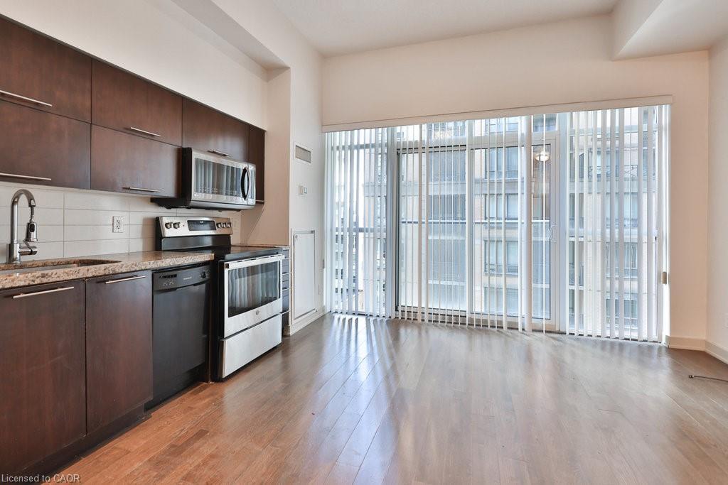 705-126 Simcoe Street, Toronto, ON - Indoor Photo Showing Kitchen