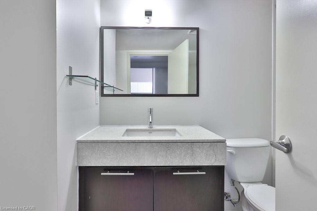 705-126 Simcoe Street, Toronto, ON - Indoor Photo Showing Bathroom