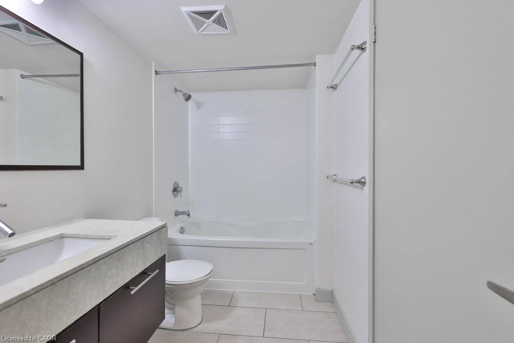 705-126 Simcoe Street, Toronto, ON - Indoor Photo Showing Bathroom