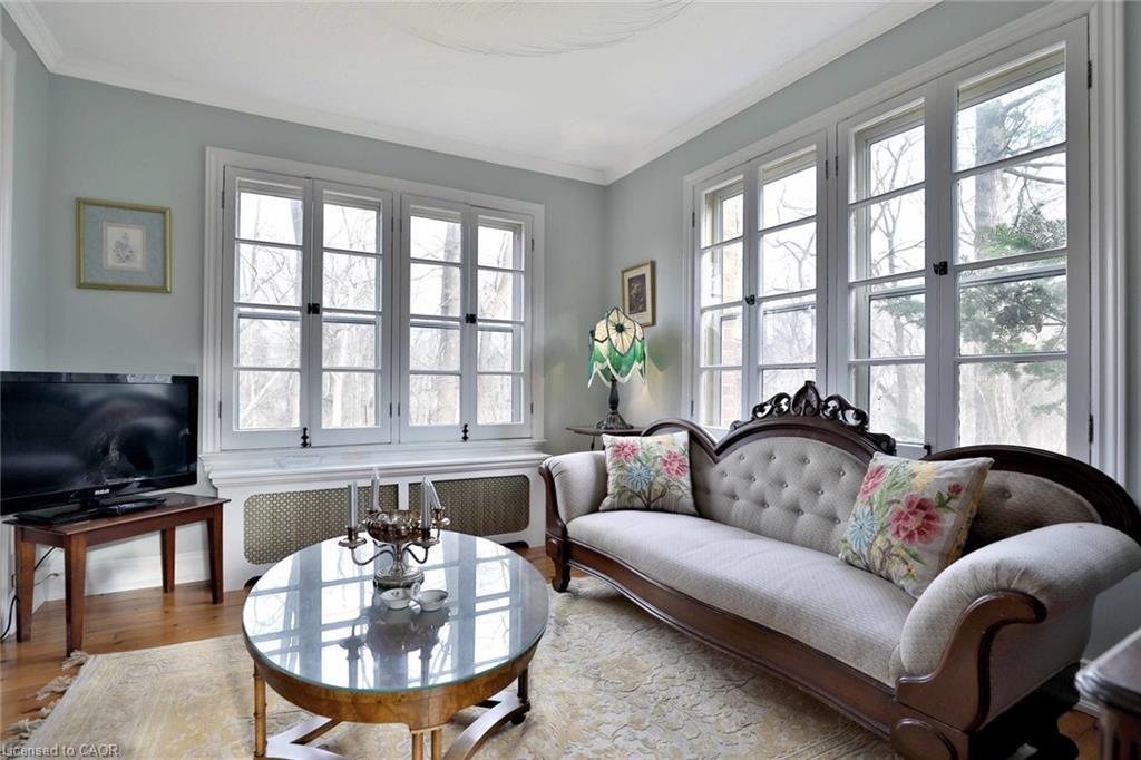 Cottage-243 Shoreacres Road, Burlington, ON - Indoor Photo Showing Living Room