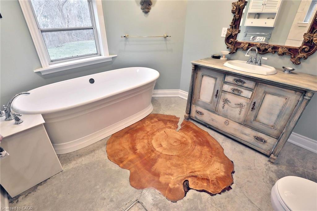Cottage-243 Shoreacres Road, Burlington, ON - Indoor Photo Showing Bathroom
