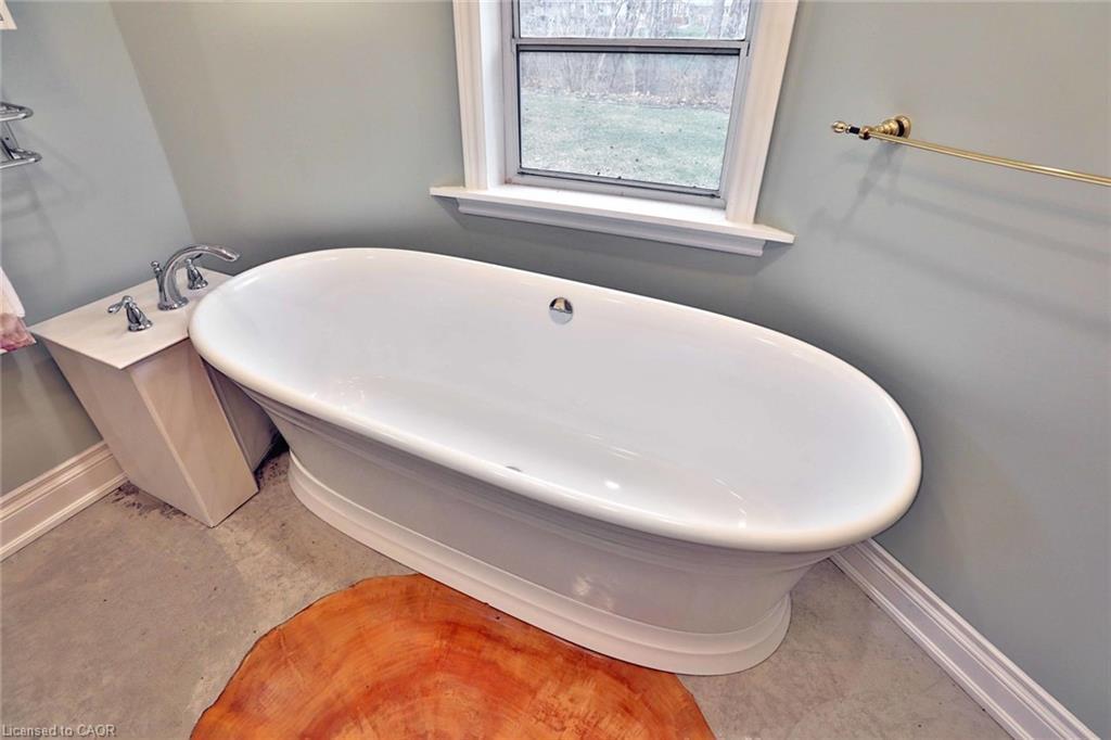 Cottage-243 Shoreacres Road, Burlington, ON - Indoor Photo Showing Bathroom