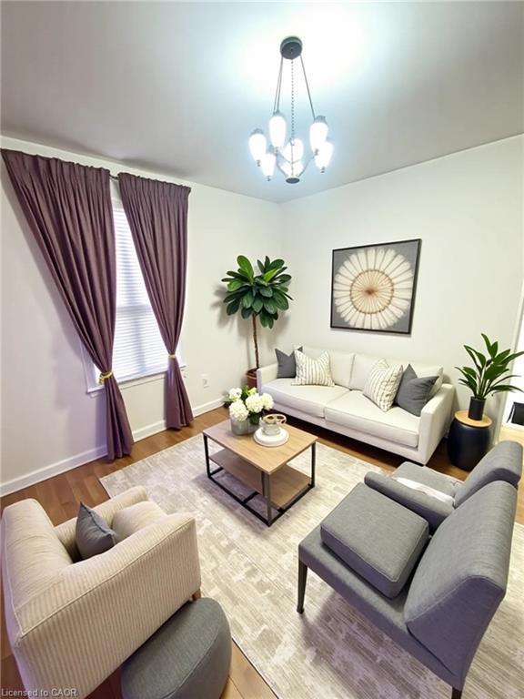 139 Harmony Avenue, Hamilton, ON - Indoor Photo Showing Living Room