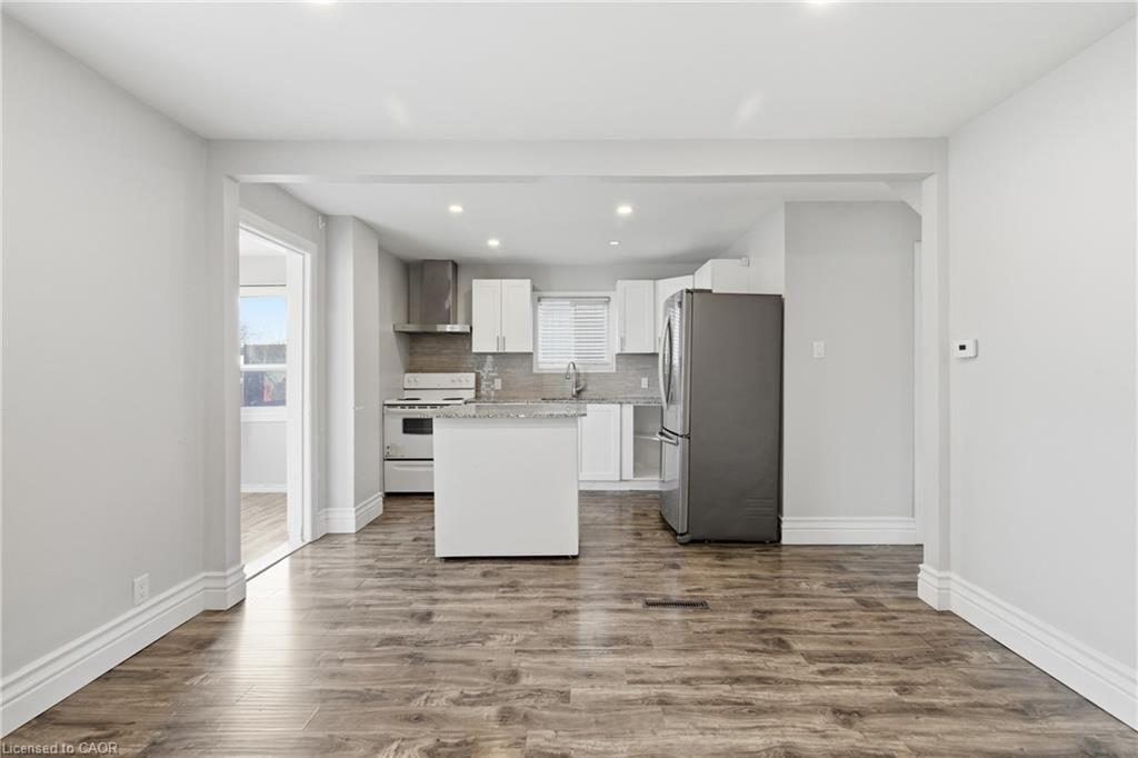 26 Bayfield Avenue, Hamilton, ON - Indoor Photo Showing Kitchen