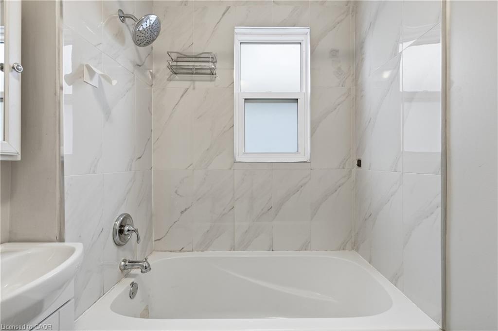 26 Bayfield Avenue, Hamilton, ON - Indoor Photo Showing Bathroom