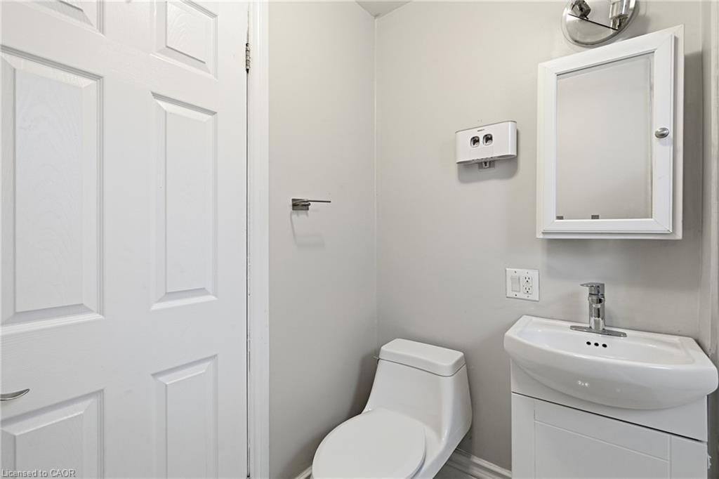 26 Bayfield Avenue, Hamilton, ON - Indoor Photo Showing Bathroom