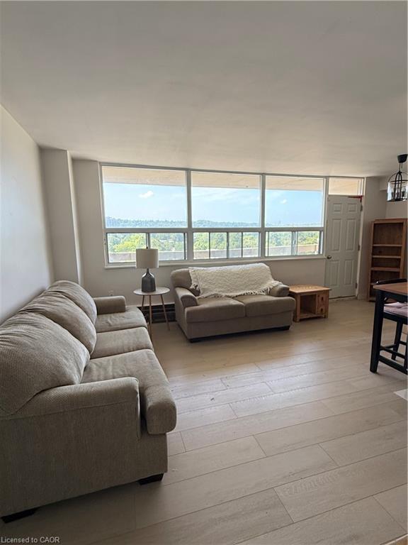 705-15 Albright Road, Stoney Creek, ON - Indoor Photo Showing Living Room