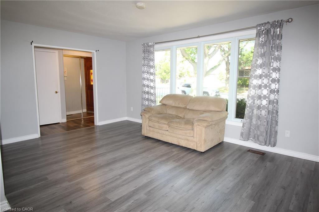 4 Purnell Drive, Hamilton, ON - Indoor Photo Showing Living Room