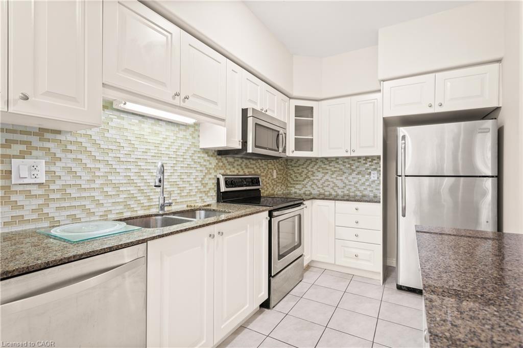 33-6 Chestnut Drive, Grimsby, ON - Indoor Photo Showing Kitchen With Double Sink With Upgraded Kitchen