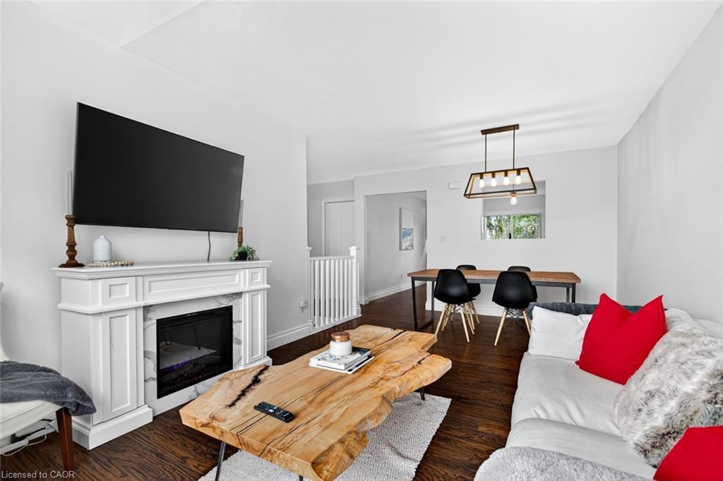 7 Anderson Crescent, Smithville, ON - Indoor Photo Showing Living Room With Fireplace