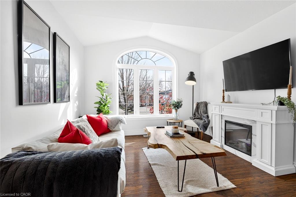 7 Anderson Crescent, Smithville, ON - Indoor Photo Showing Living Room With Fireplace