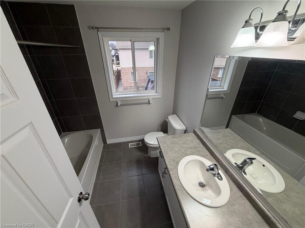 36 Sparrow Avenue, Cambridge, ON - Indoor Photo Showing Bathroom