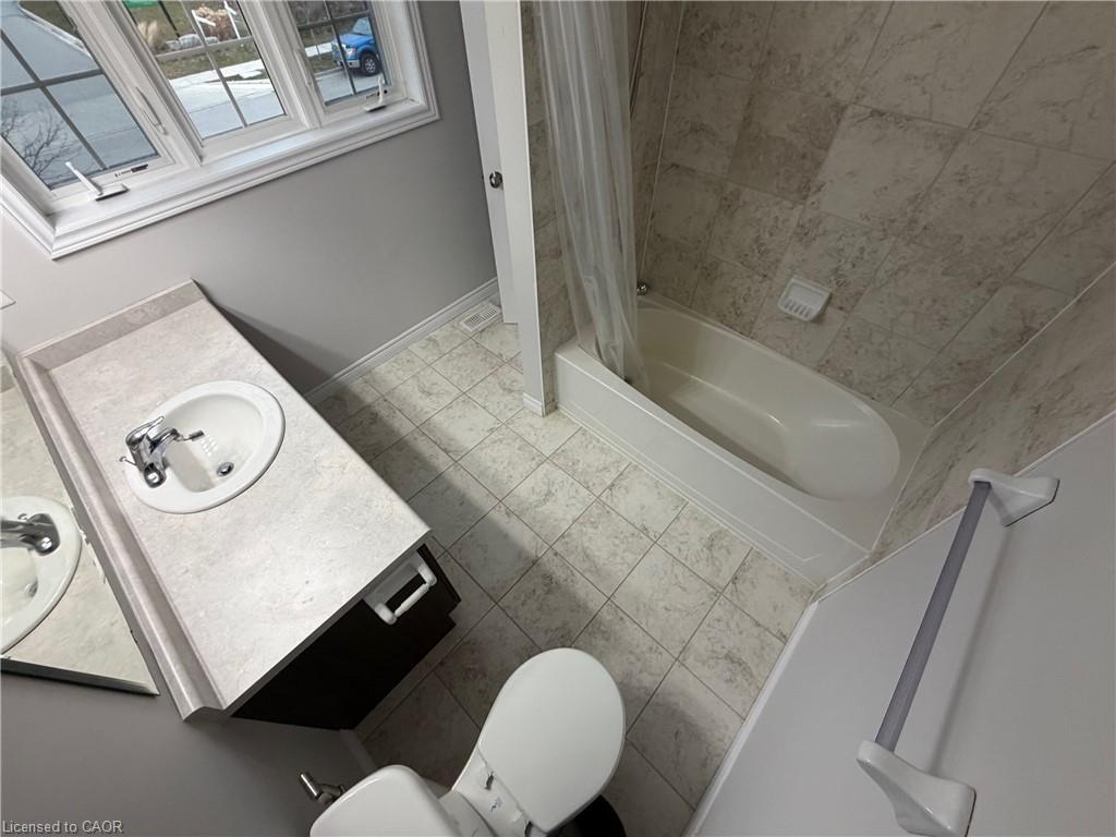 36 Sparrow Avenue, Cambridge, ON - Indoor Photo Showing Bathroom