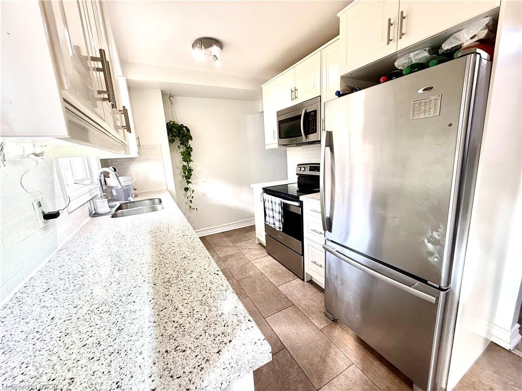 30-235 Bronte Street S, Milton, ON - Indoor Photo Showing Kitchen With Double Sink