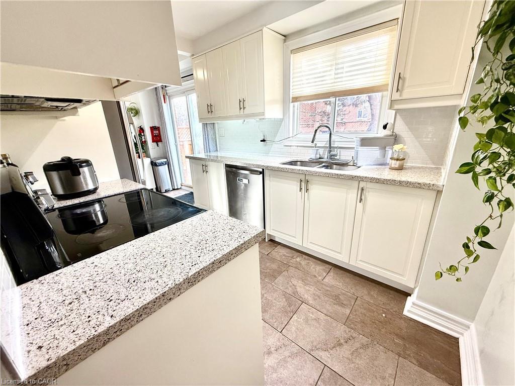 30-235 Bronte Street S, Milton, ON - Indoor Photo Showing Kitchen