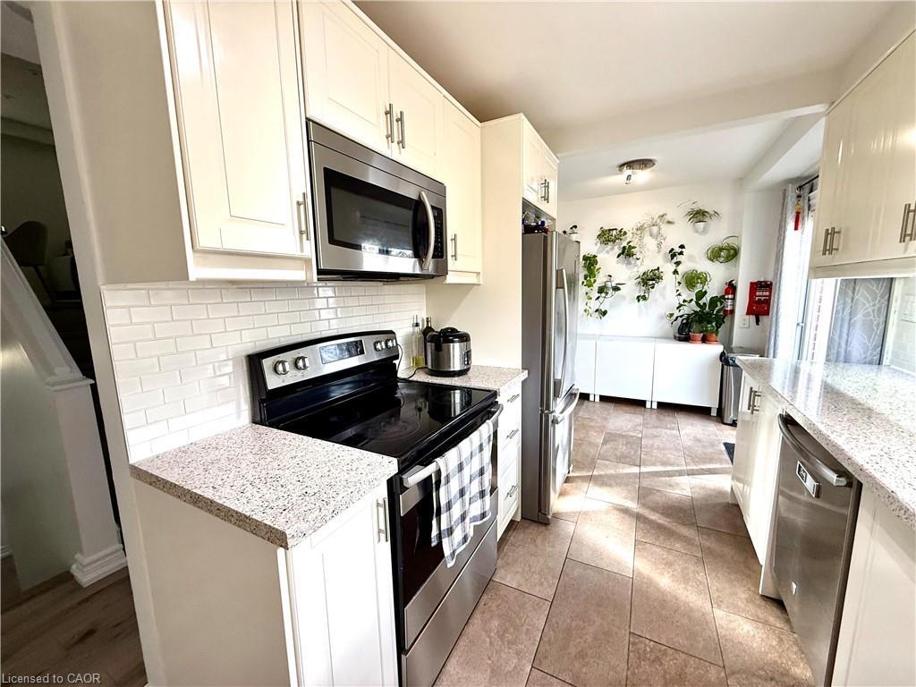 30-235 Bronte Street S, Milton, ON - Indoor Photo Showing Kitchen With Upgraded Kitchen