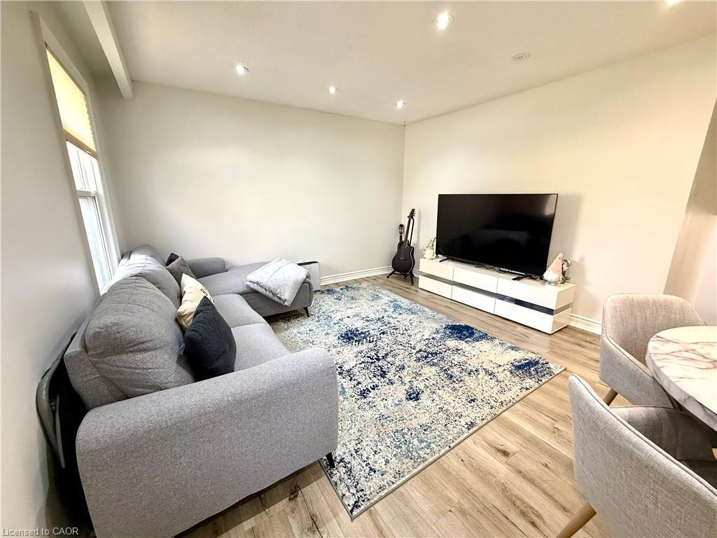 30-235 Bronte Street S, Milton, ON - Indoor Photo Showing Living Room