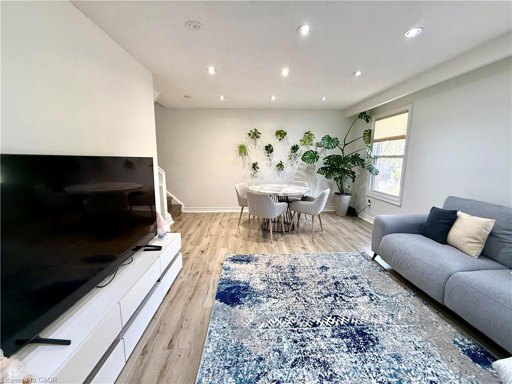 30-235 Bronte Street S, Milton, ON - Indoor Photo Showing Living Room
