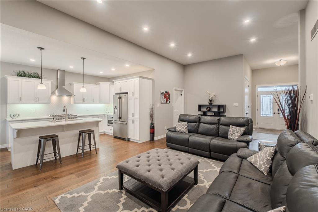 208 Oak Street, Simcoe, ON - Indoor Photo Showing Living Room