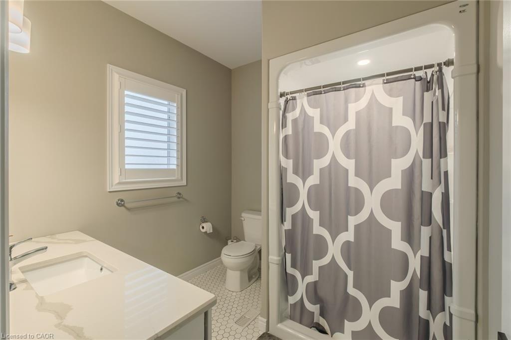 208 Oak Street, Simcoe, ON - Indoor Photo Showing Bathroom