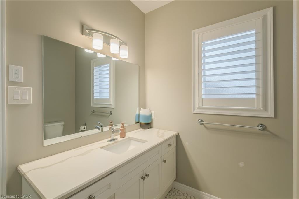 208 Oak Street, Simcoe, ON - Indoor Photo Showing Bathroom