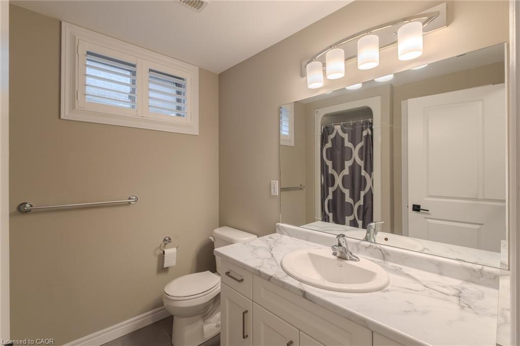 208 Oak Street, Simcoe, ON - Indoor Photo Showing Bathroom