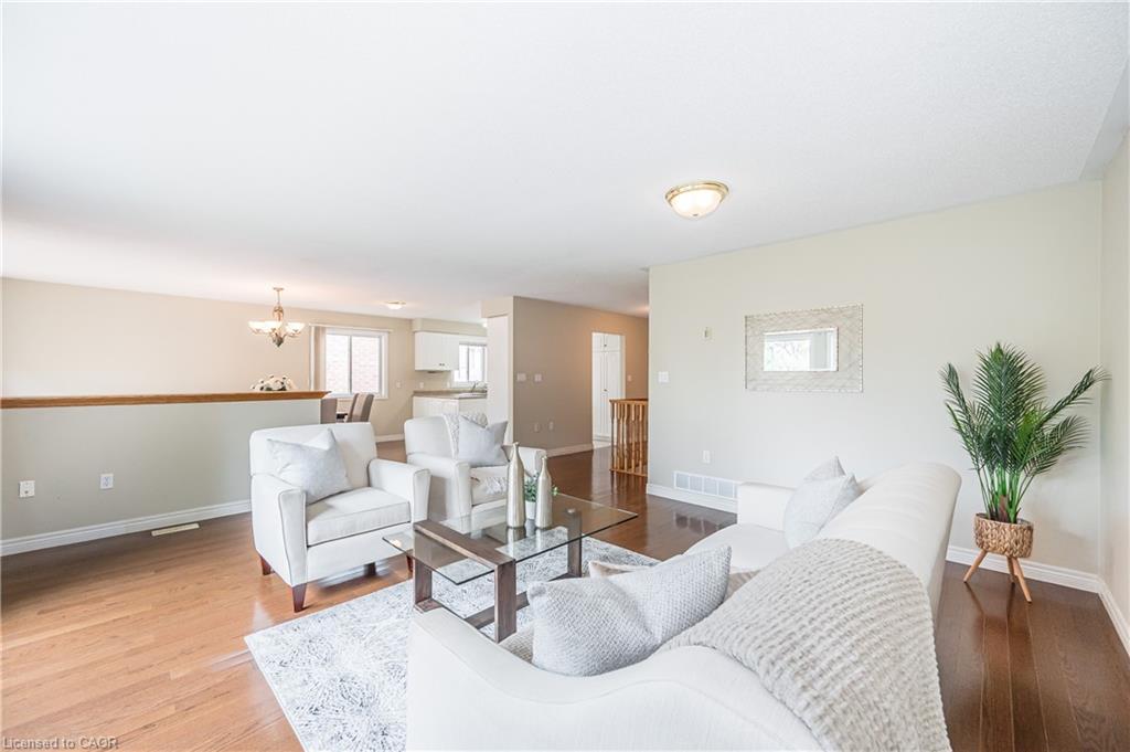 24 Beechlawn Boulevard, Guelph, ON - Indoor Photo Showing Living Room