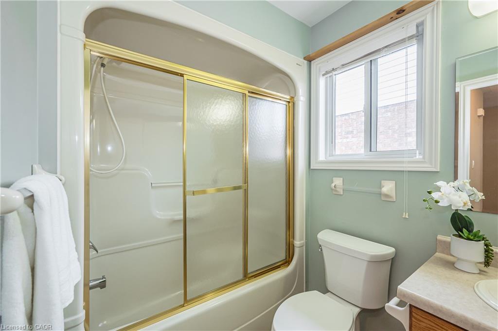 24 Beechlawn Boulevard, Guelph, ON - Indoor Photo Showing Bathroom