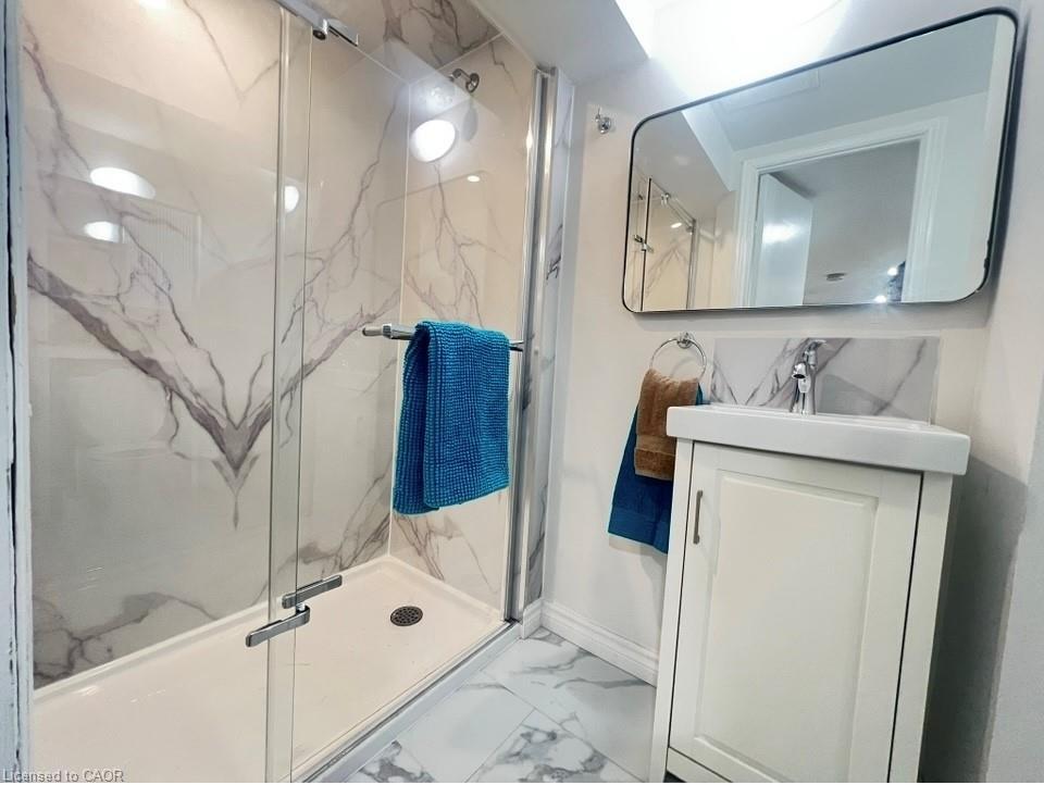 99 Brucedale Avenue E, Hamilton, ON - Indoor Photo Showing Bathroom