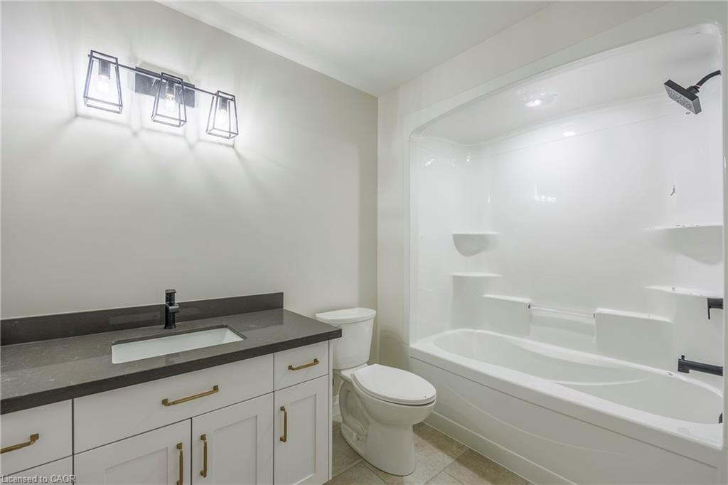 215 Lafayette Street E, Jarvis, ON - Indoor Photo Showing Bathroom