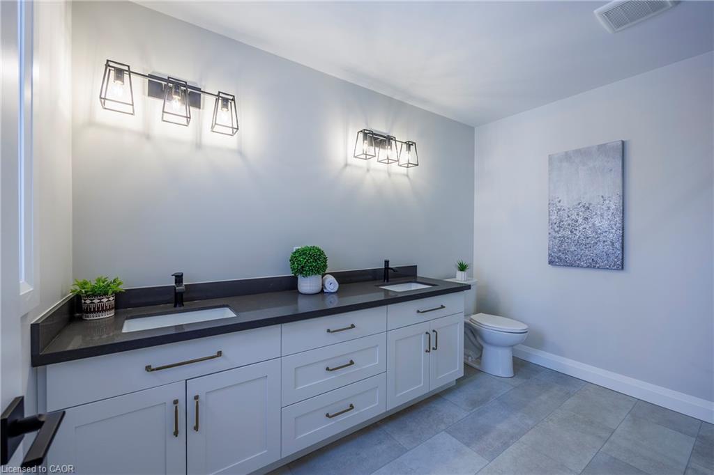 215 Lafayette Street E, Jarvis, ON - Indoor Photo Showing Bathroom