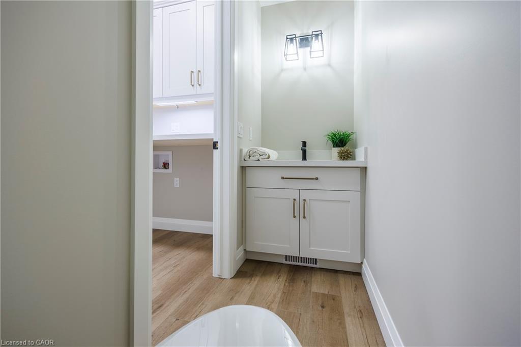 215 Lafayette Street E, Jarvis, ON - Indoor Photo Showing Bathroom