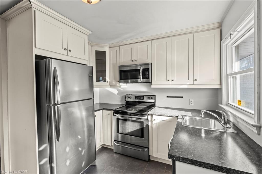 Lower-14 Westmount Avenue, Thorold, ON - Indoor Photo Showing Kitchen With Double Sink