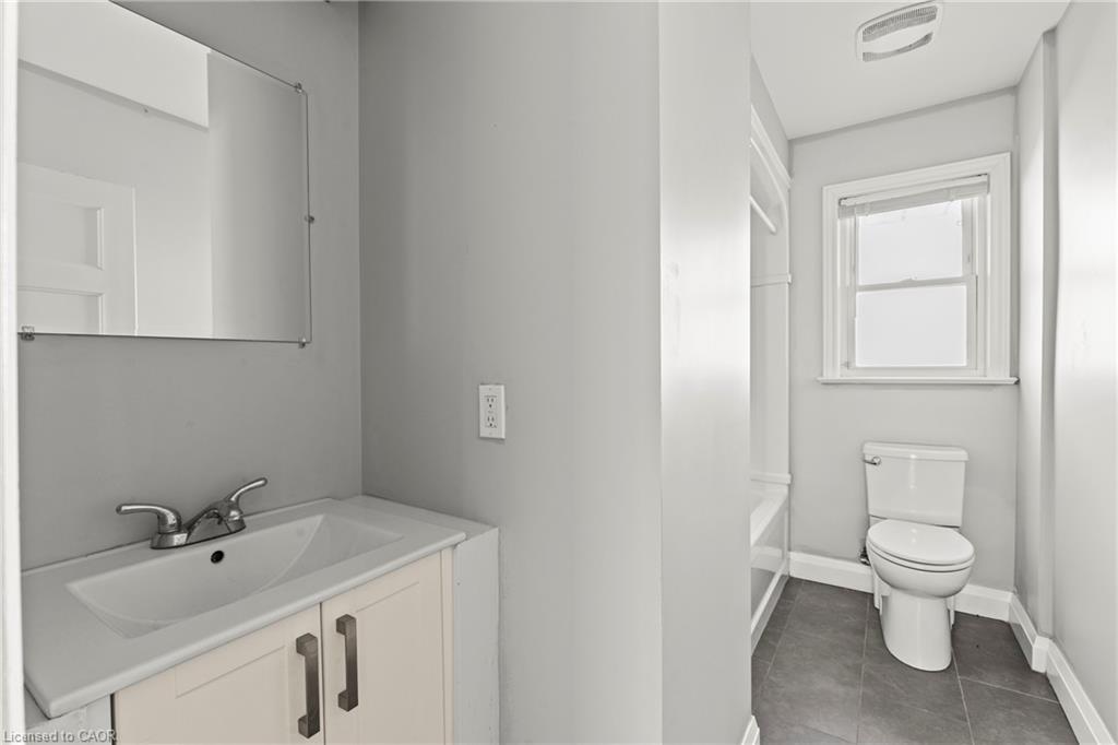 Lower-14 Westmount Avenue, Thorold, ON - Indoor Photo Showing Bathroom