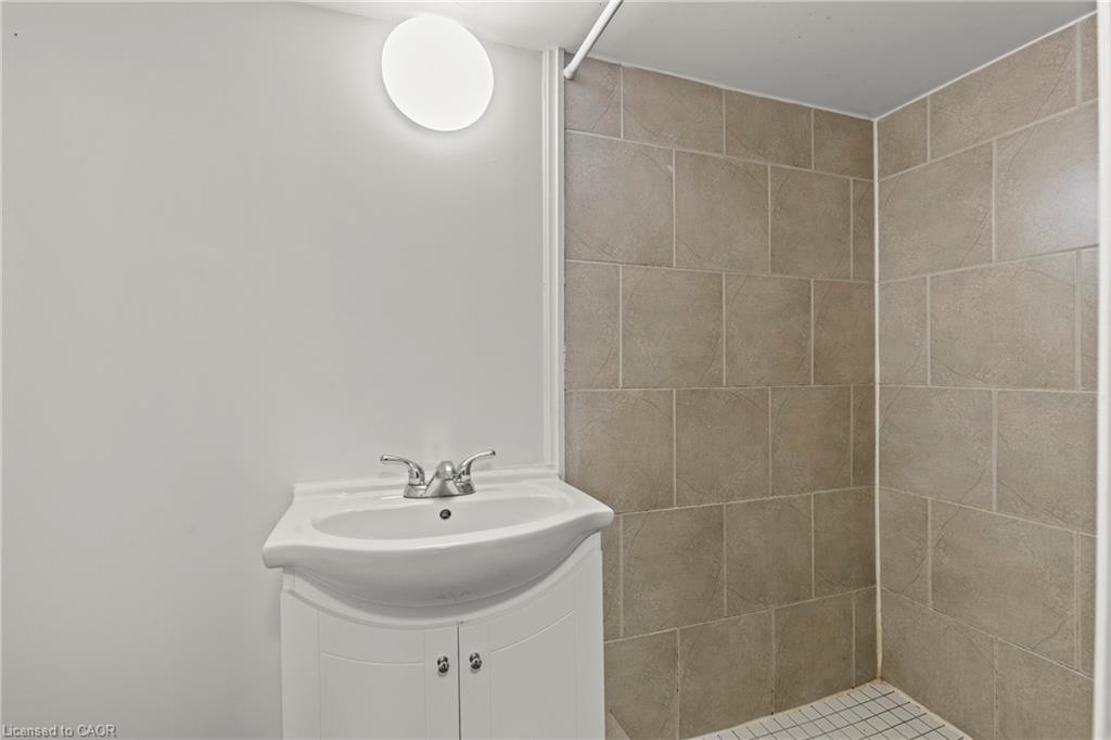 Lower-14 Westmount Avenue, Thorold, ON - Indoor Photo Showing Bathroom