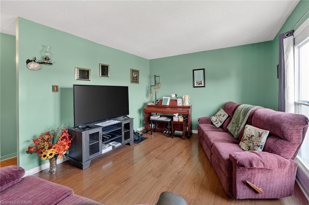 97-122 Bunting Road, St. Catharines, ON - Indoor Photo Showing Living Room