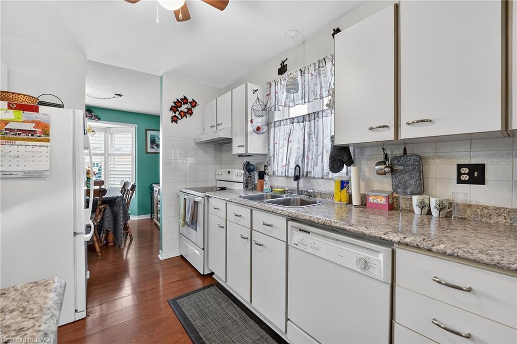 97-122 Bunting Road, St. Catharines, ON - Indoor Photo Showing Kitchen With Double Sink