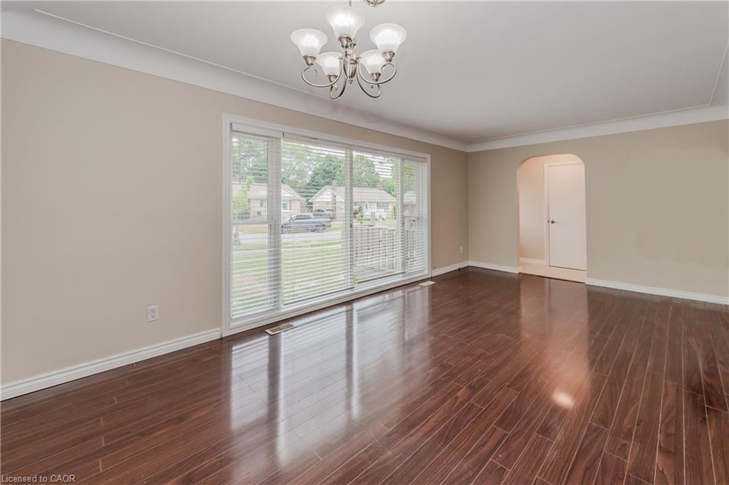 Upper-15 Edinburgh Road, Kitchener, ON - Indoor Photo Showing Other Room