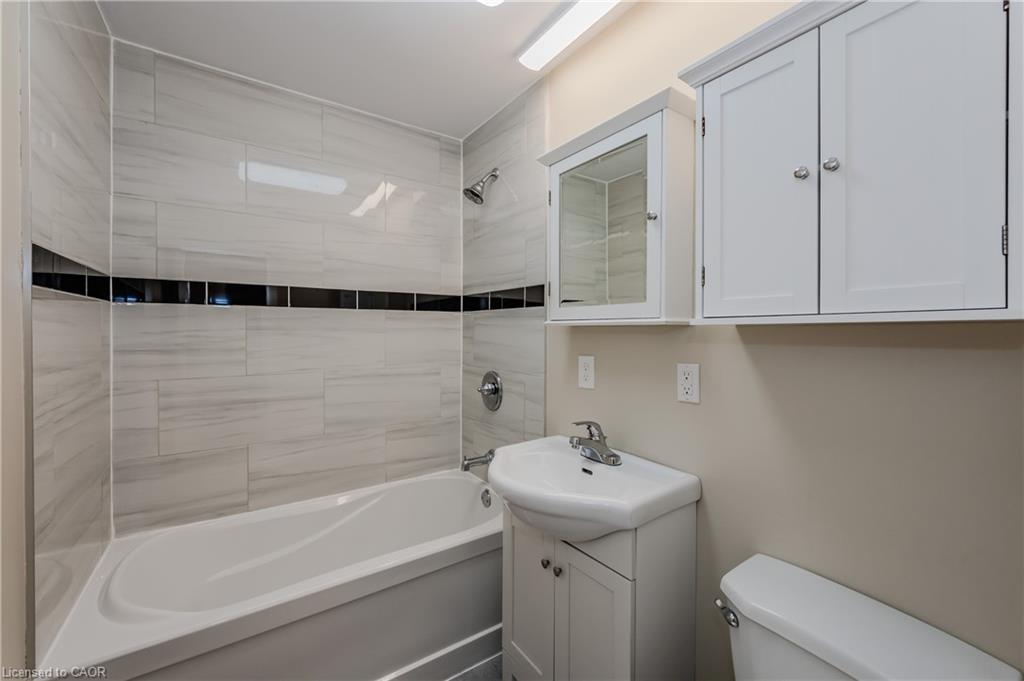 Upper-15 Edinburgh Road, Kitchener, ON - Indoor Photo Showing Bathroom