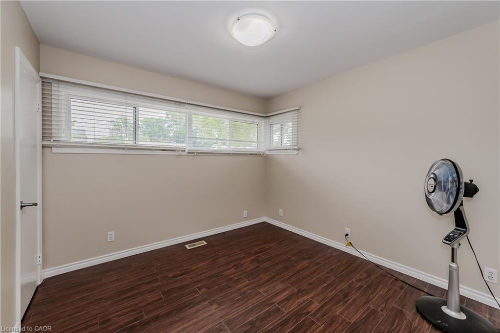 Upper-15 Edinburgh Road, Kitchener, ON - Indoor Photo Showing Other Room