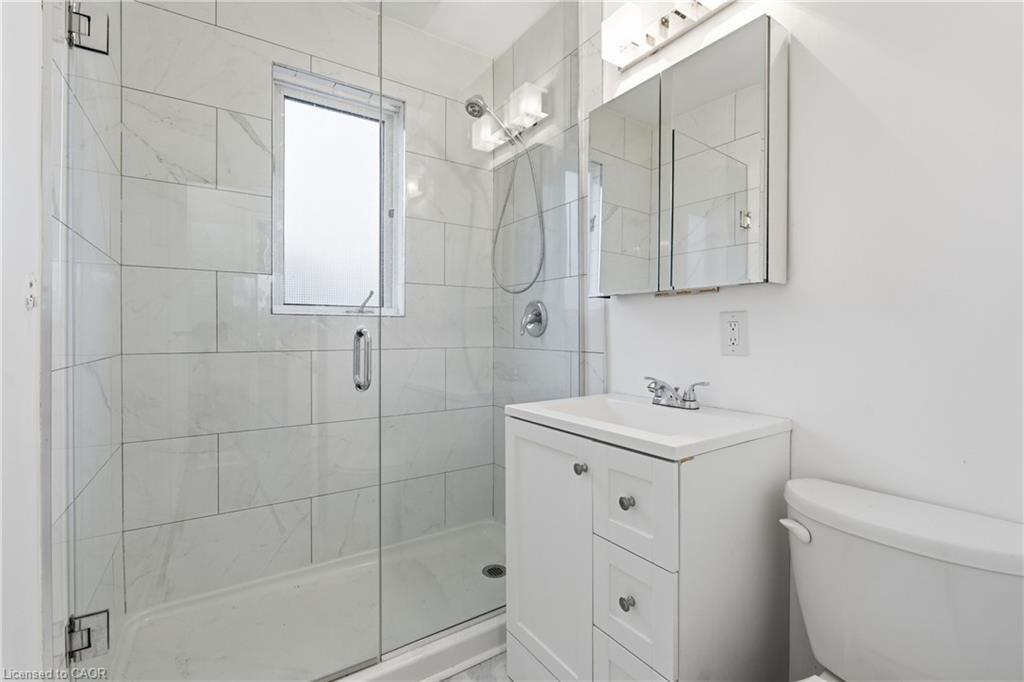 20 Thompson Avenue, Thorold, ON - Indoor Photo Showing Bathroom