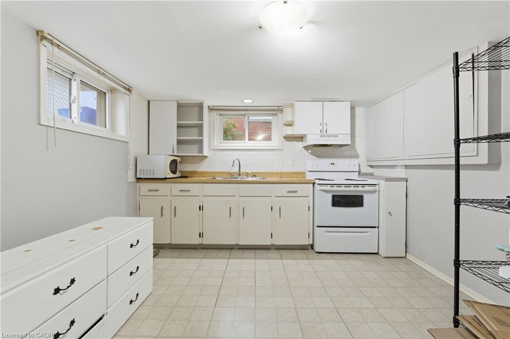 20 Thompson Avenue, Thorold, ON - Indoor Photo Showing Kitchen