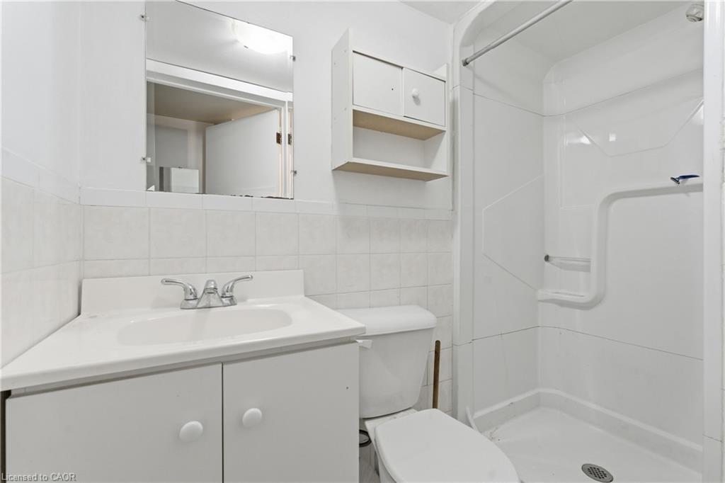 20 Thompson Avenue, Thorold, ON - Indoor Photo Showing Bathroom
