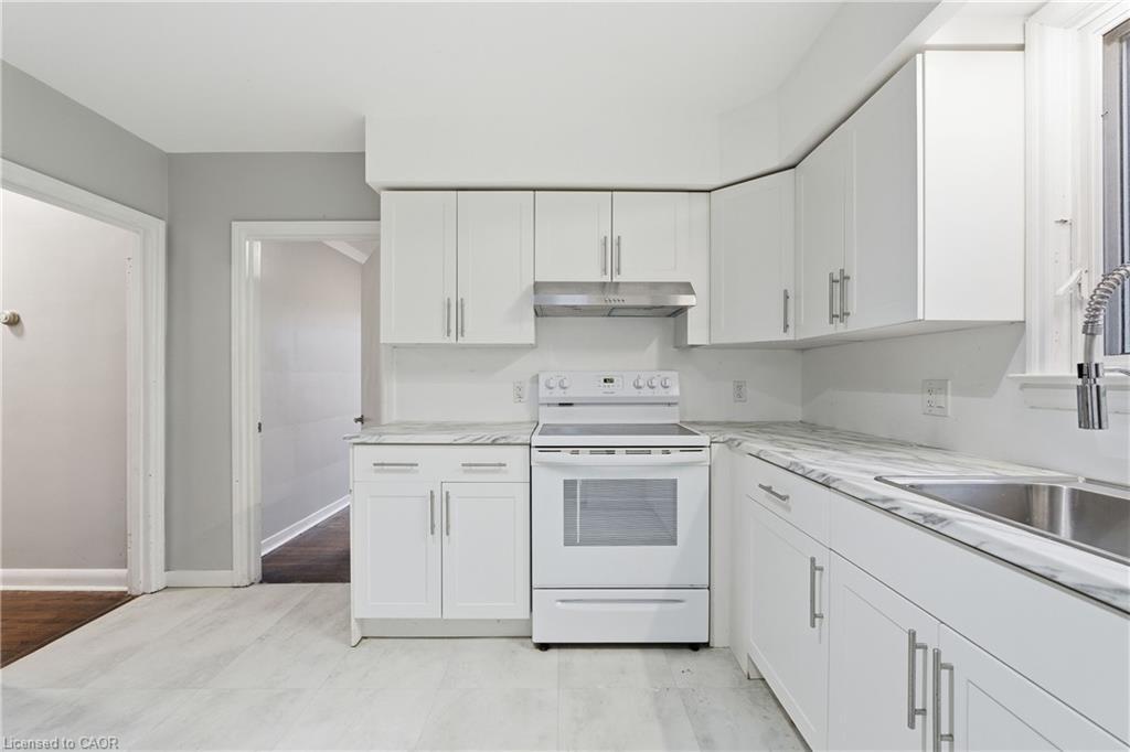 20 Thompson Avenue, Thorold, ON - Indoor Photo Showing Kitchen